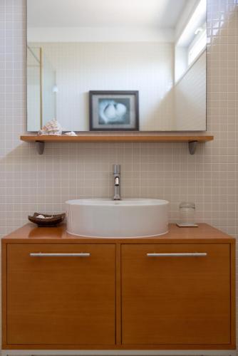 a bathroom with a sink and a mirror at Moradia exclusiva junto ao mar in Gafanha da Nazaré