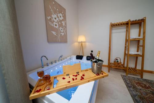 une baignoire avec une table dans une pièce dans l'établissement شاليهات سكاي لاين - skyline chalets, à Dahaban