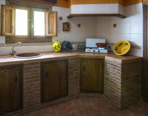 una cocina con fregadero y encimera en El Mirador De La Malena, en Castril