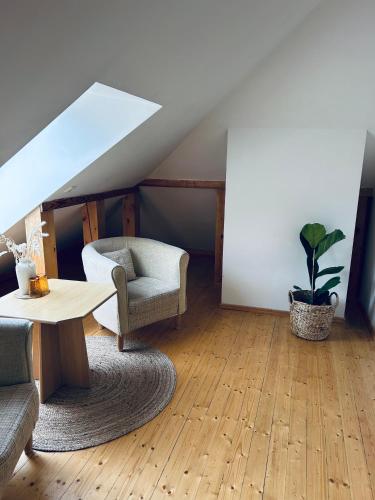 Un lugar para sentarse en In heart of Trakai you'll find authentic Karaim house