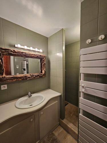 une salle de bain avec un lavabo et un miroir dans l'établissement Moulin Cottage - Germaines, 