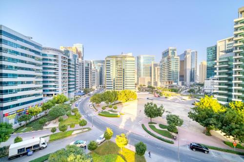 Pemandangan umum bagi Dubai atau pemandangan bandar yang diambil dari aparthotel ini