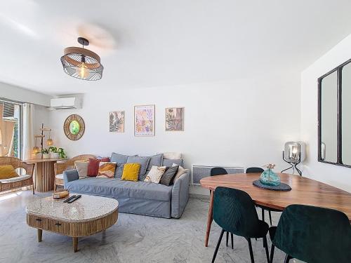 un salon avec un canapé et une table dans l'établissement Spacieux 4 pers ultra-centre, à Nice
