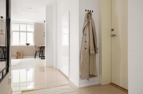a coat hanging on a door in a hallway at Sentral leilighet, Bergen in Bergen