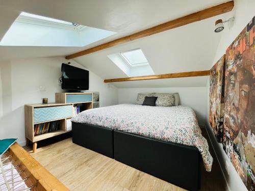 une chambre avec un lit et une télévision dans l'établissement Maison avec piscine, à Angresse