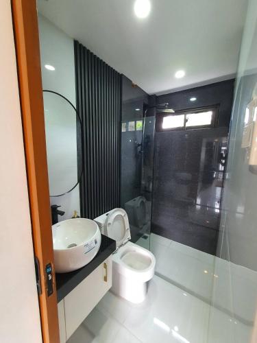 a bathroom with a toilet and a sink at Casa Prinza Luxury Suite in Teresa