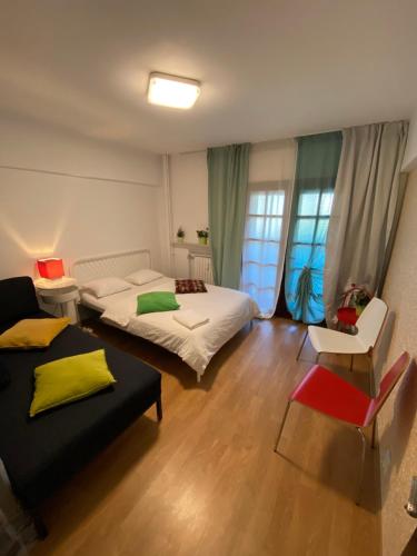 Ένα ή περισσότερα κρεβάτια σε δωμάτιο στο Green Apartment 4-26 Mircea Voda