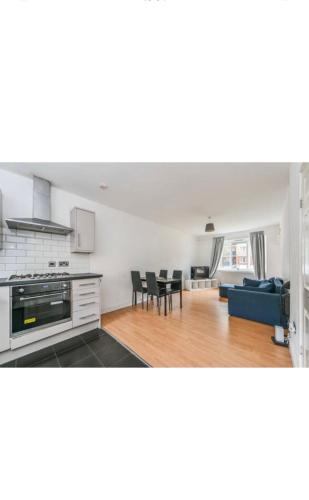 Η κουζίνα ή μικρή κουζίνα στο Spacious 3 bedroom - Crystal Palace