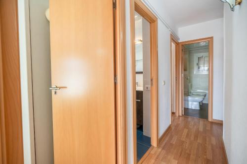 a hallway with a door leading to a bathroom at Imperatore Apartment in Cunit