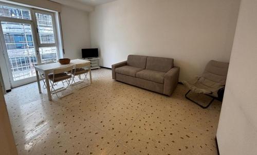 a living room with a couch and a table at Cà di Scirocco in Varigotti