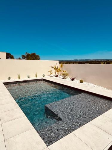 une piscine dans l'arrière-cour d'une maison dans l'établissement Villa moderne privée avec piscine, vue montagne 3 chambres, à Pennautier