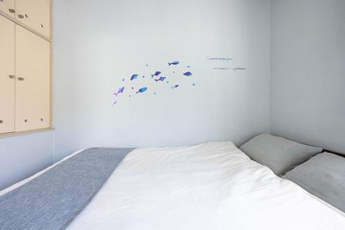 a bedroom with a bed with birds on the wall at 1200IN&OUT 10people 75m2 8bed! Exclusive house Shinjuku 13 minutes Shibuya 19 minutesIkebukuro 8 minutes Ueno 9 minutes in Tokyo