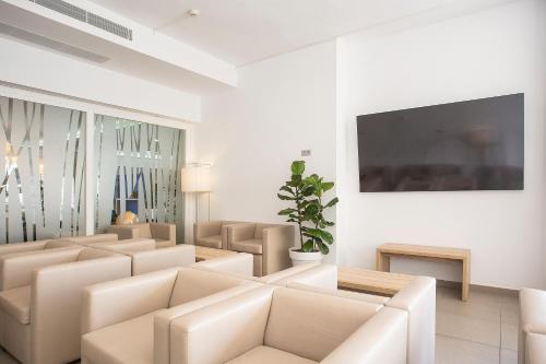 TV a/nebo společenská místnost v ubytování BQ Delfín Azul Hotel