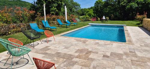 un groupe de chaises assises autour d'une piscine dans l'établissement Ideal Family - 45min from Sarlat- Swimming pool - WIFI, à Montferrand-du-Périgord