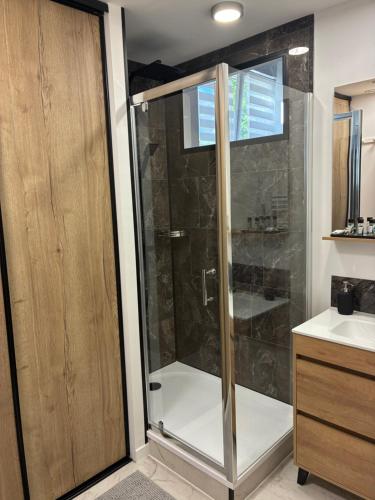 Ένα μπάνιο στο LOFT DE LA PLAGE - à 30 m de la mer