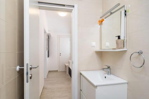 Studio Apartment Feather