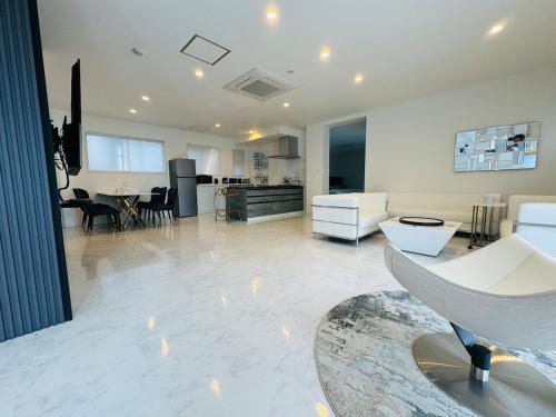 a living room with a kitchen and a living room at Luxury Hills 1500ｍ2超絶景パティオ サウナ BBQ 駐車場4台 プール ペット 空港そば in Fukuoka