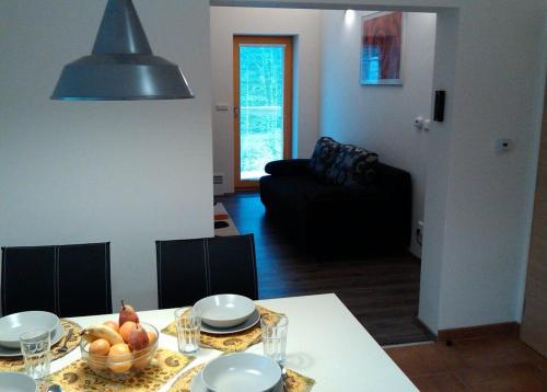una sala de estar con una mesa con un bol de fruta en Apartments Světluška en Loučná nad Desnou