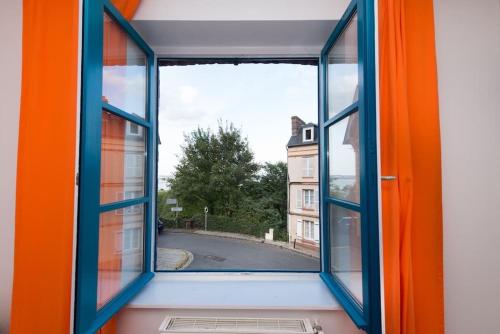 une fenêtre ouverte avec vue sur la rue dans l'établissement Maison Bleu, à Honfleur