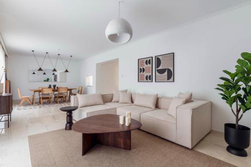 Suburban 3BR Apartment in Marousi by UPSTREET