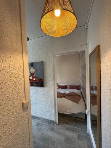 - une chambre avec un lit, une lampe et un miroir dans l'établissement Studio du Vercors, à Fontaine