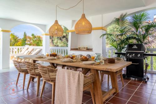 Villa Solazul in El Atabal, Malaga by TCM