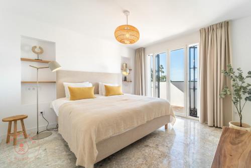 Villa Solazul in El Atabal, Malaga by TCM
