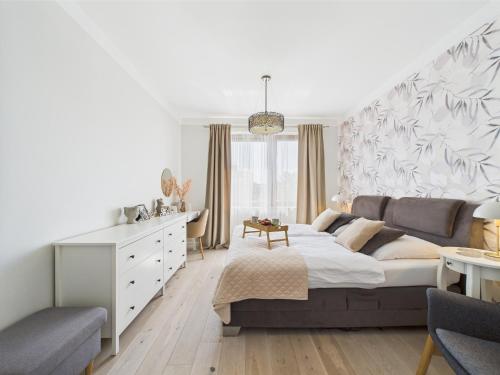 een slaapkamer met een bed, een bureau en een stoel bij ApartamentySnu, Słoneczny Glam z parkingiem, Centrum in Radom