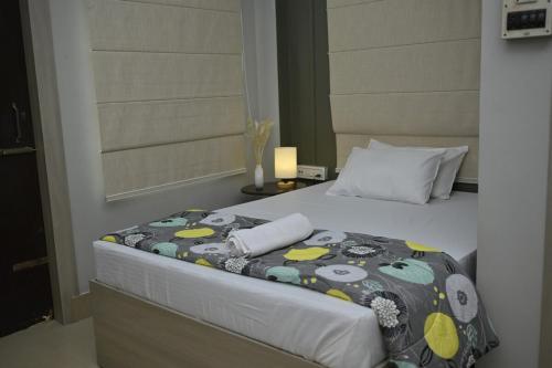 Un pat sau paturi într-o cameră la The Moonstone Boutique Homestay near Guwahati Airport