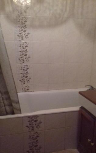 La salle de bains est pourvue d'une baignoire avec rideau de douche. dans l'établissement Vue mer exceptionnelle, à Cabourg