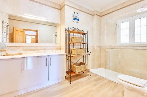 Ένα μπάνιο στο JA01 Villa Tomasina by HolidayAndaluz