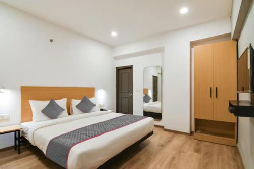 Postel nebo postele na pokoji v ubytování FabHotel Sayeeda International - 600m from Park Circus 7 Point