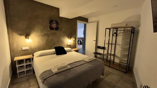 a small room with a bed and a window at Ohana Raiz Casa con Patio Parking Gratuito y Exclusivo in Merida