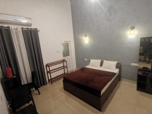 a bedroom with a bed and a chair in it at Eighty Seven Guest in Badulla