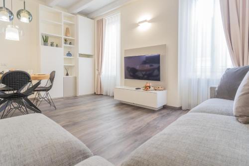 A television and/or entertainment centre at Modern & Stylish Apartment in Como City by Rent All Como