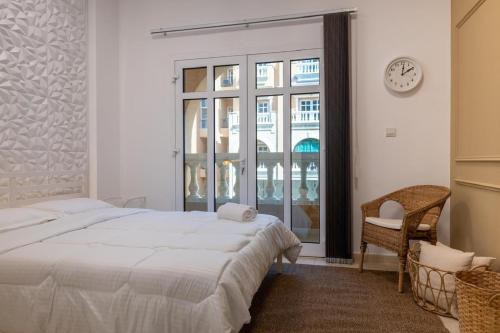 ドバイにあるRetro Houseのベッドルーム1室(大型ベッド1台、壁掛け時計付)