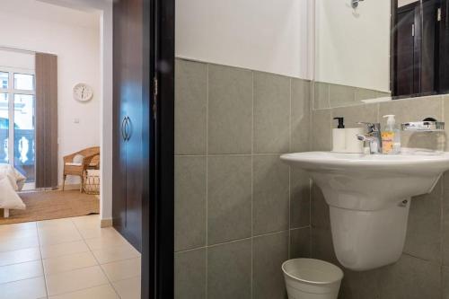 ドバイにあるRetro Houseの洗面台とトイレ付きのバスルーム