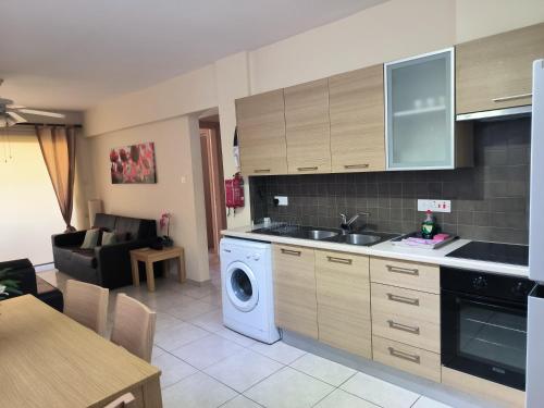 Kuchyň nebo kuchyňský kout v ubytování 2 Bed Apartment in Kiti with Communal Pool
