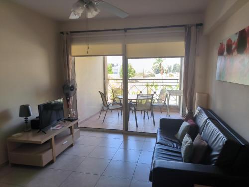 Posezení v ubytování 2 Bed Apartment in Kiti with Communal Pool
