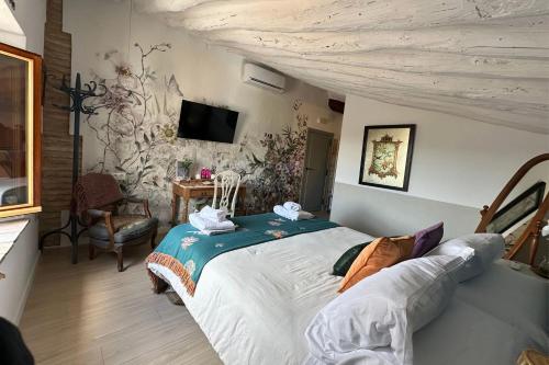 a bedroom with a bed and a tv on the wall at La Casa de los Coy in Mula