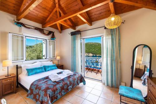 En eller flere senge i et værelse på Villa Floisvos Desimi by Villa Plus