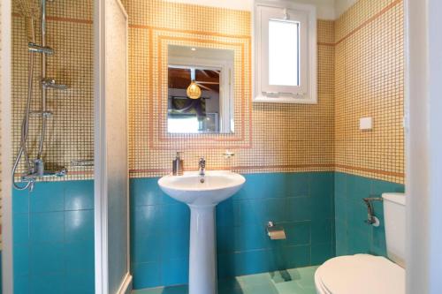 Et badeværelse på Villa Floisvos Desimi by Villa Plus