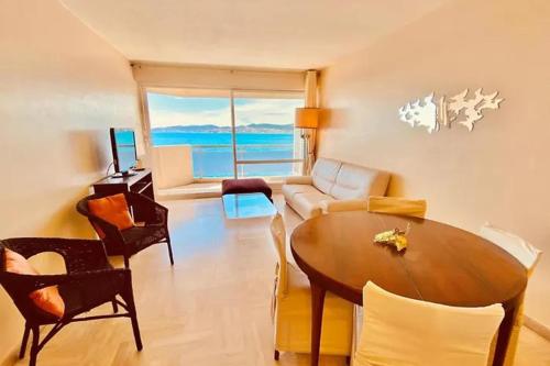 un salon avec une table et un canapé dans l'établissement Apartment 2p with balcony facing the sea, à Saint-Raphaël