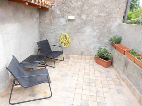 two chairs and a table on a patio at Casa Vacanze L'Agrumeto in Milis