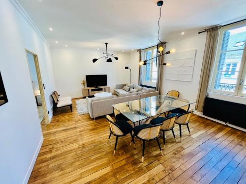 un salon avec une table en verre et des chaises dans l'établissement Le BIG duplex, hypercentre, 4 chambres, spacieux, à Tours