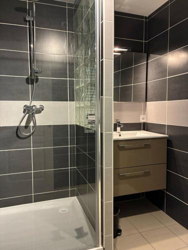 une salle de bain avec douche et lavabo dans l'établissement Appartement Rez de chaussée, au Le Verdon-sur-Mer