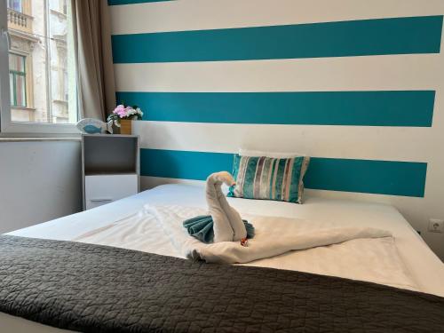 een zwanenspeeltje op een bed in een slaapkamer bij Nova City Apartments in Boedapest
