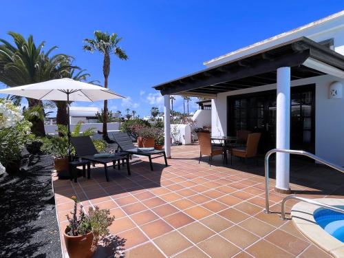 Villa Casa Karoline with a sunny terrace, heated pool, comfort and privacy in a quiet neighborhood