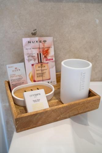 un plateau en bois avec une bougie et une tasse dans l'établissement La Chambre de Mijeane, à Gémenos