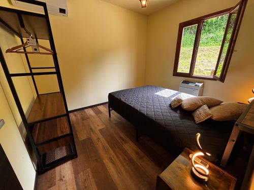 una piccola camera con letto e scala di Il Cantuccio delle Crete ad Asciano